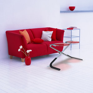 Der Brillentisch vor schwarzem Sofa