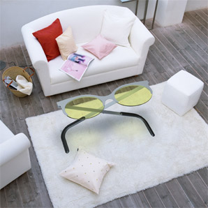 Der Brillentisch in Szene