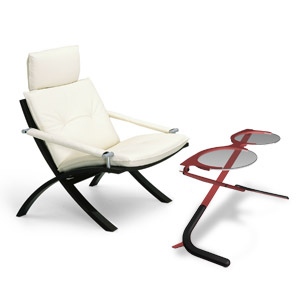 Der Brillentisch mit weissem Stuhl